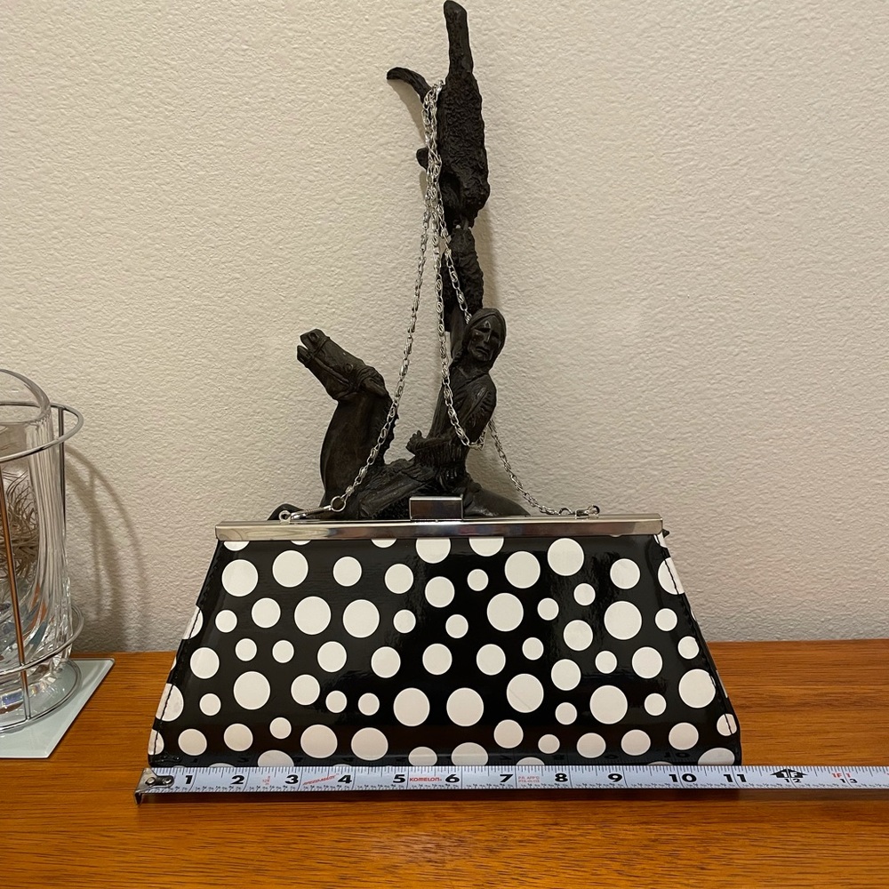 Shoulder bag. - Picture 2 of 8